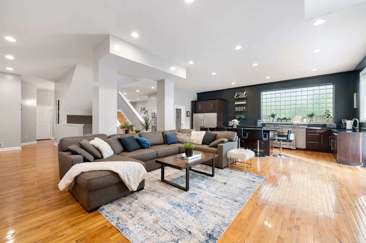 Foto principal - 2630 S Throop St
