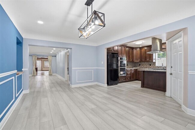 Building Photo - 2121 Park St N