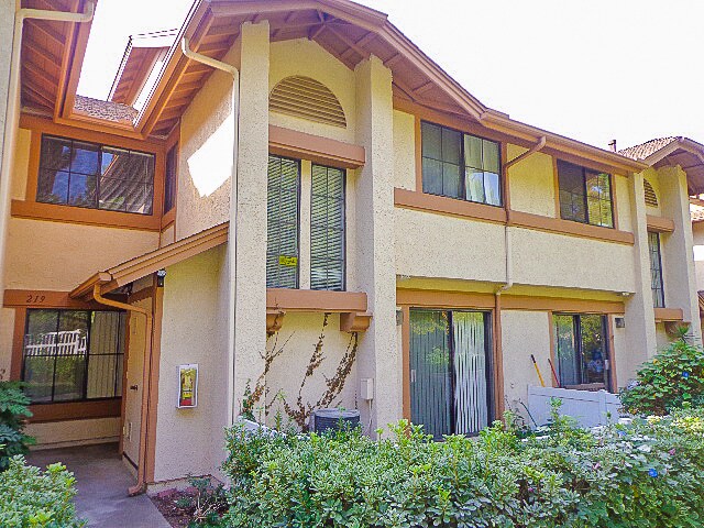 Foto principal - Beautiful 2 Bed / 2.5 Bath Condo in Fullerton
