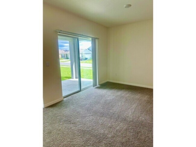 Building Photo - 4 bedrooms 2 bath house