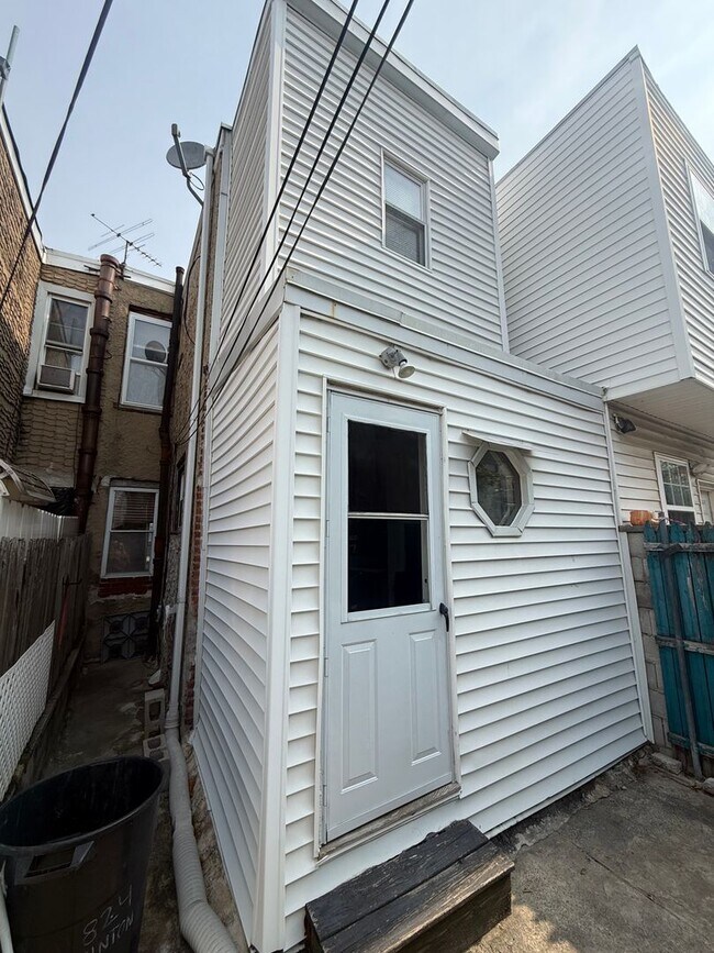 Building Photo - 824 Winton St