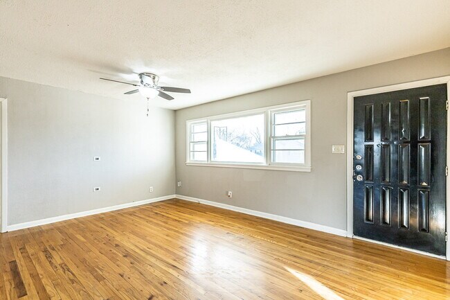 Foto del edificio - Centrally Located Home with Beautiful Hardwoods!