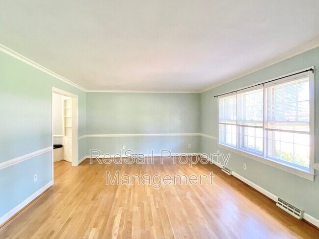Foto del edificio - 487 Harwin Dr
