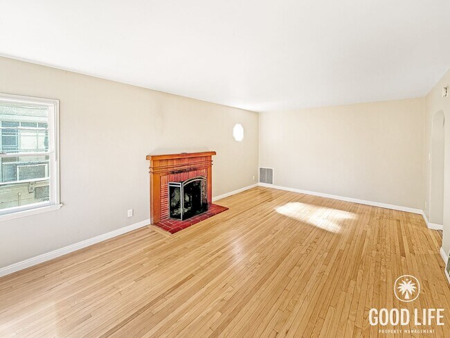 Foto del edificio - Charming 3-Bedroom Anaheim Home Featuring Private Backyard & Assigned Parking