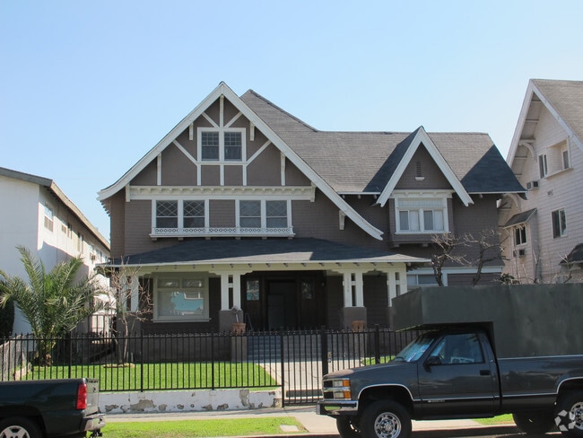 Building Photo - 1126 S Lake St