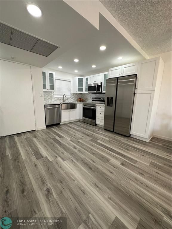 Building Photo - 9451 Evergreen Pl