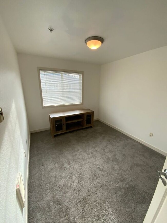 Foto del edificio - Puyallup 3bdr 2bath condo w/ covered parking