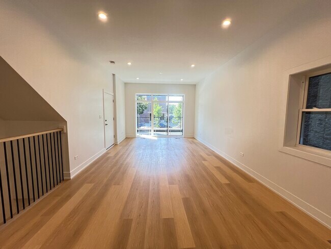 Building Photo - 2046 W Washington Blvd