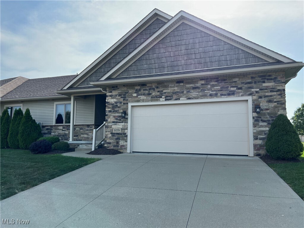 Primary Photo - 1179 Pine Bluff Dr NE