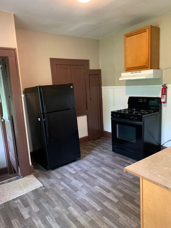 Building Photo - Single family, 2-bedroom house. Some utili...