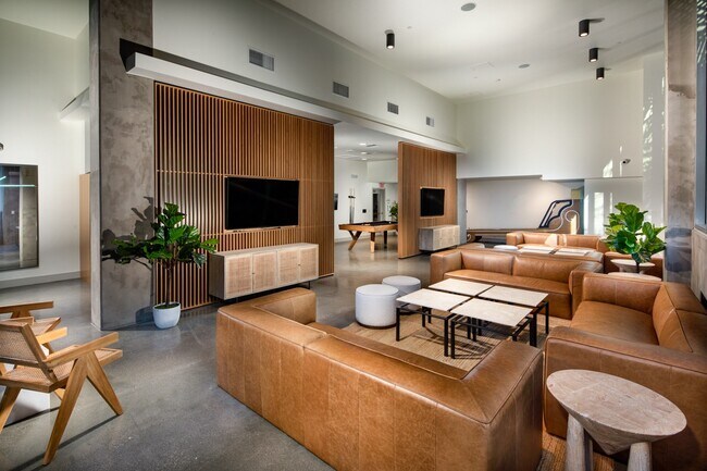 Building Photo - Be DTLA