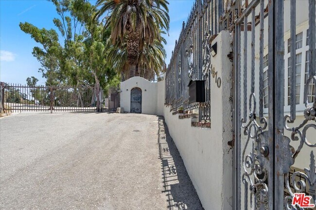 Building Photo - 1870 N Vista St