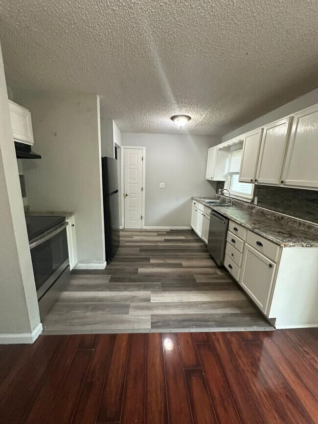 Building Photo - 4 bedroom 2 bath