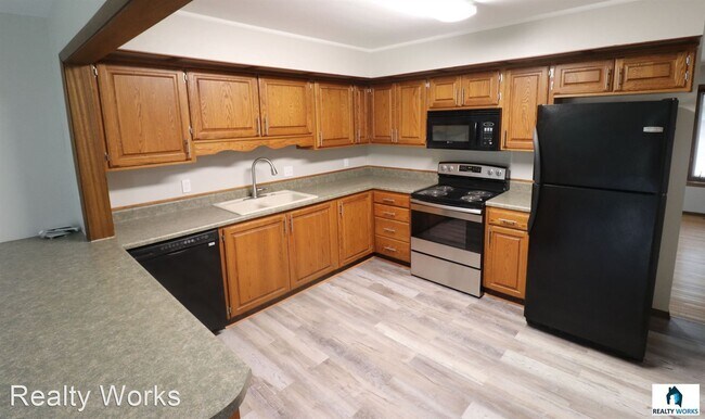 Building Photo - 3 br, 2 bath House - 8011 Maplewood Dr