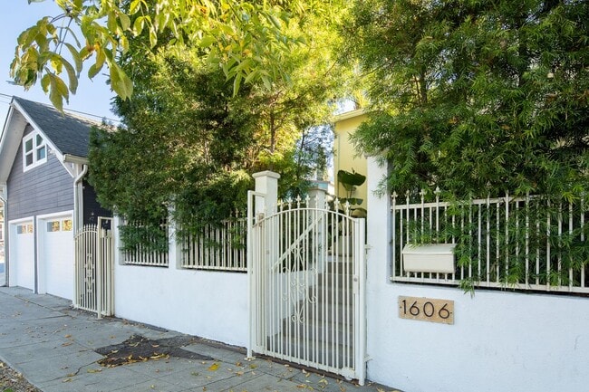 Building Photo - 1606 Myra Ave