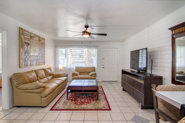 Foto del edificio - 402 W Earll Dr