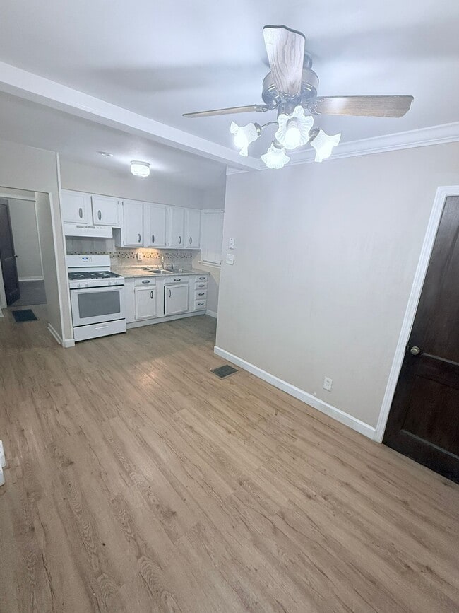 Building Photo - 9849 Green Valley Dr