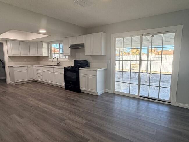 Foto del edificio - READY NOW! 3+2