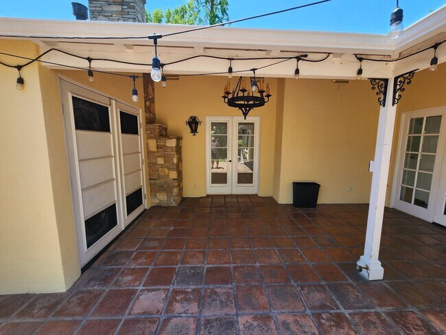 Foto del edificio - **COMING SOON**!! Gorgeous 3 beds | 4 bath...
