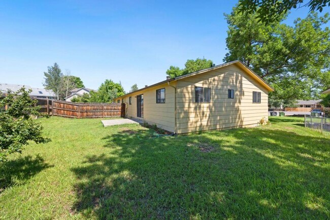 Building Photo - 1417 Zoe Ct