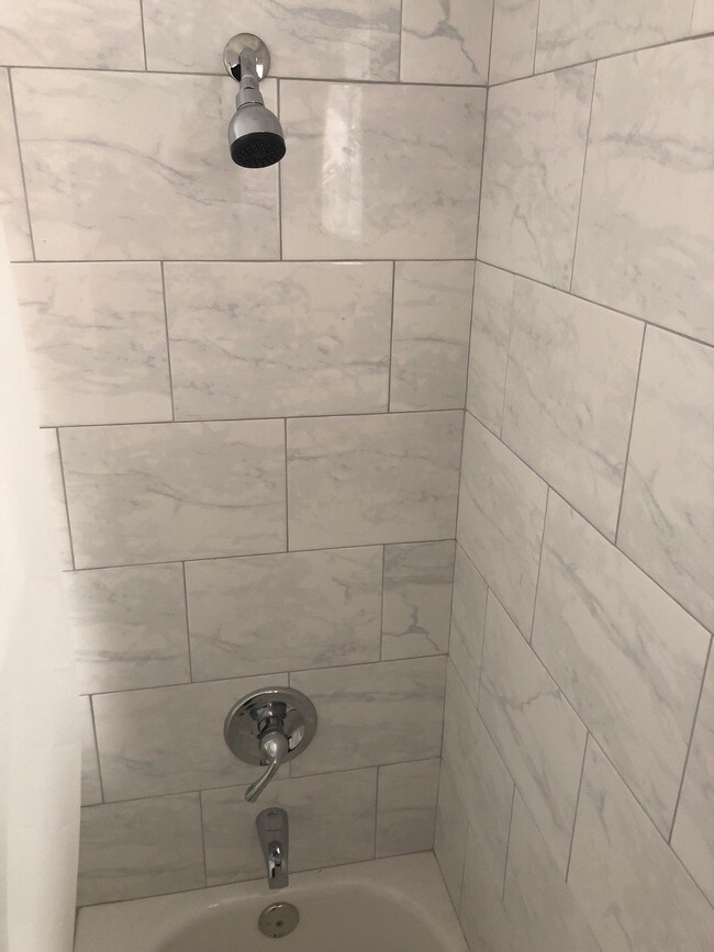 Ducha - 1132 N Loma Vista Dr