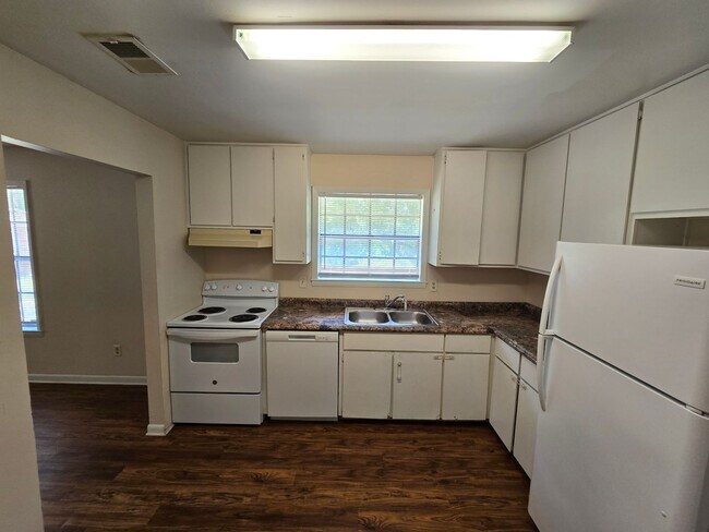 Foto del edificio - 2 bedroom 1 bath available for rent ~ trash and lawn care included!
