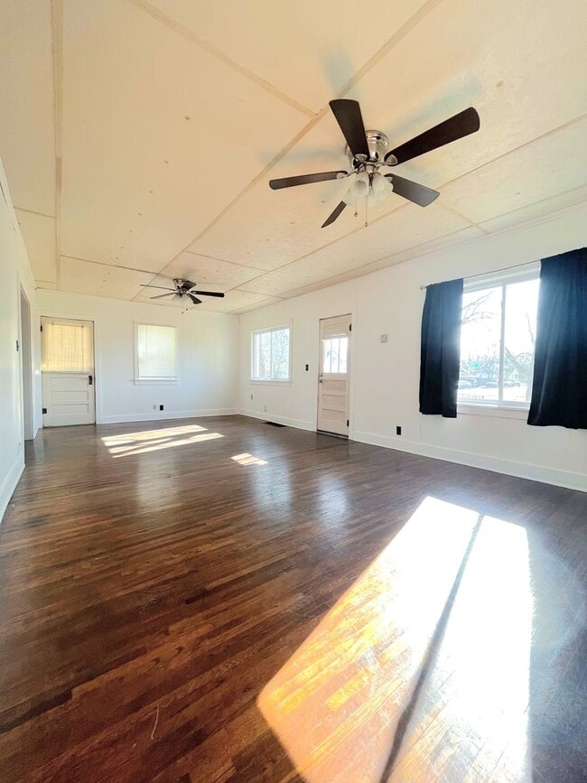 Building Photo - 3 Bedroom Home on Corner Lot