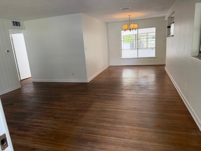 Foto del edificio - 530 Byron Rd