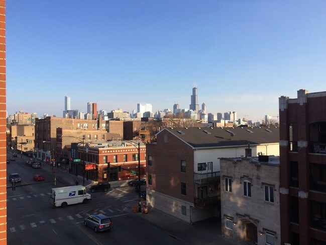 Foto del edificio - 1412 W Chicago Ave