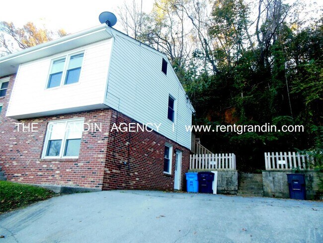 Building Photo - 635 Riverland Road SE