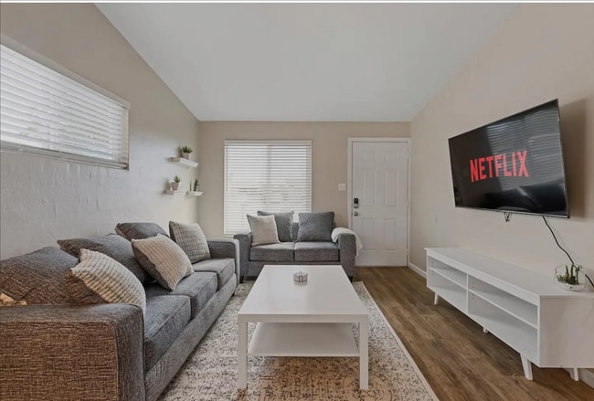 Building Photo - 2012 E Howe Ave