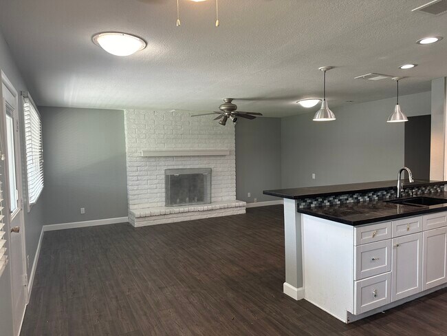 Family Room - 3108 S George Dr