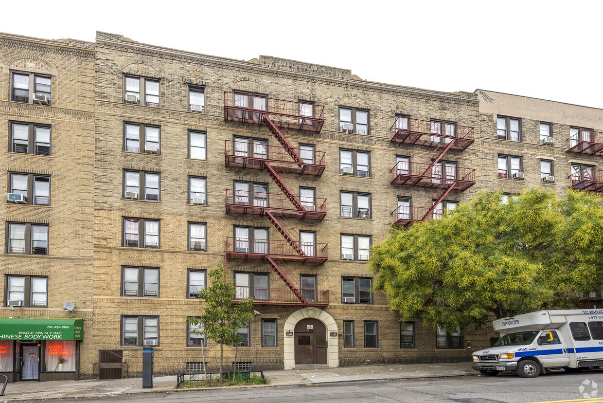 Foto principal - 6117 Woodside Ave