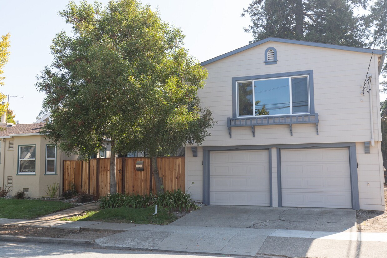Building Photo - 1321 Carmelita Ave