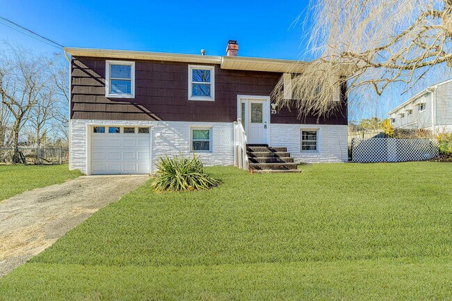 Building Photo - 23 Forest Valley Dr