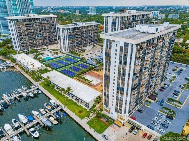 Building Photo - 1901 Brickell Ave