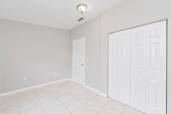 Building Photo - 4 bedroom / 2bath Home for Rent Kissimmee....