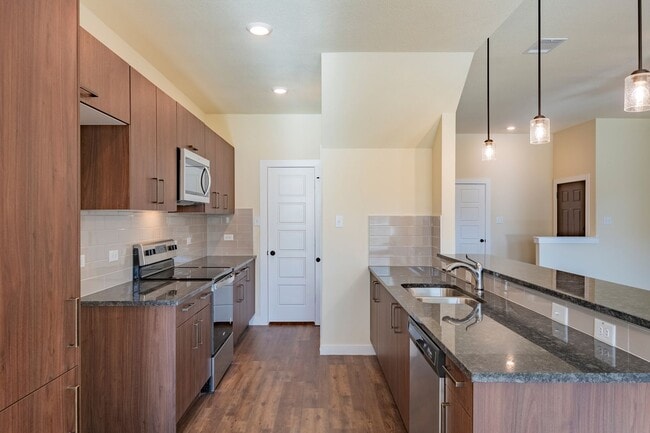 Building Photo - AVAILABLE NOW! GORGEOUS 4 BEDROOM DUPLEX LOCATED IN MIDLOTHIAN ISD!