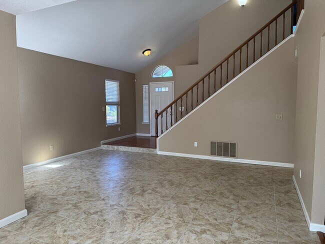 Building Photo - New carpet and paint!