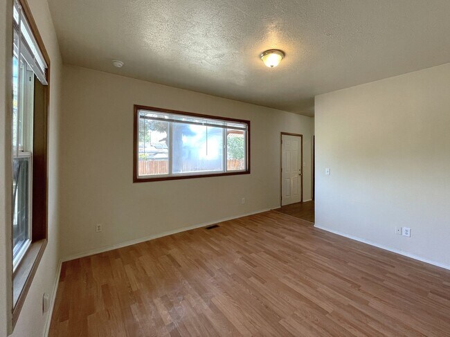 Foto del edificio - 4713 N Commercial Ave