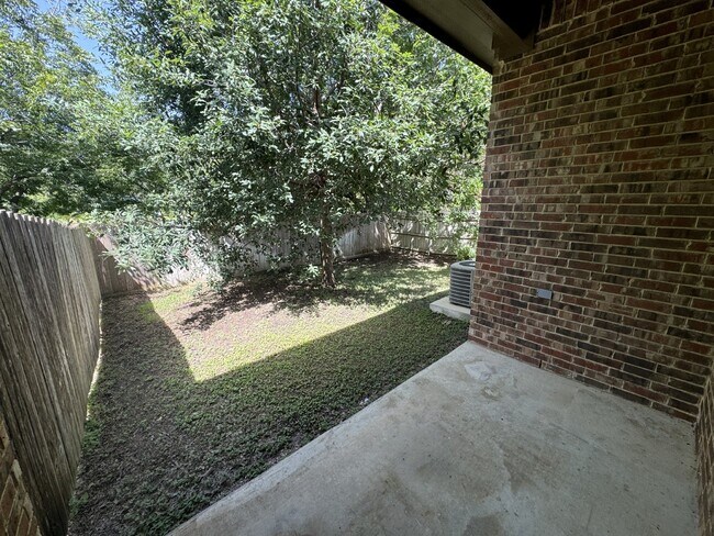 Foto del edificio - Adorable 2 story duplex on Creekside Circle