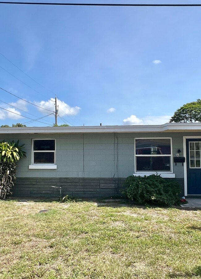 Building Photo - 3400 Sunset Dr W