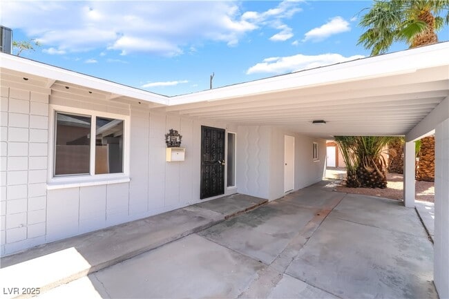 Building Photo - 2749 Del Mar Pl