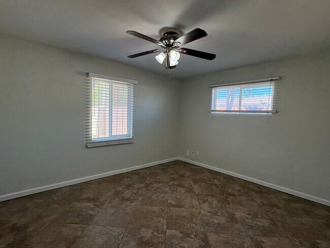 Building Photo - 3 bed, 1 bath, 1,120 sqft