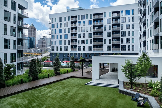 Relaxing greenspace courtyard and outdoor kitchen area - AMLI Atlantic Station