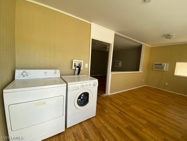 Foto del edificio - 17367/369 Dowling Dr-