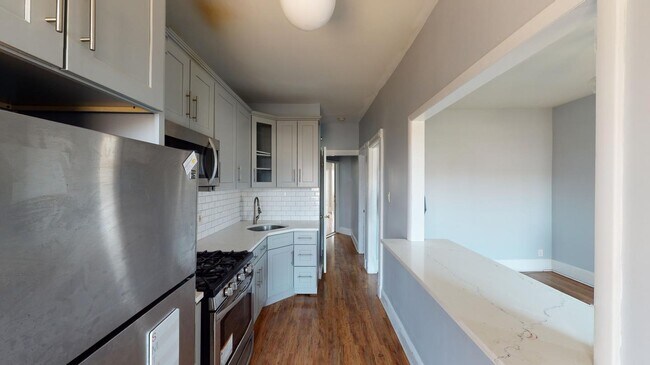 Building Photo - Beautifully renovated Bushwick apartment b...
