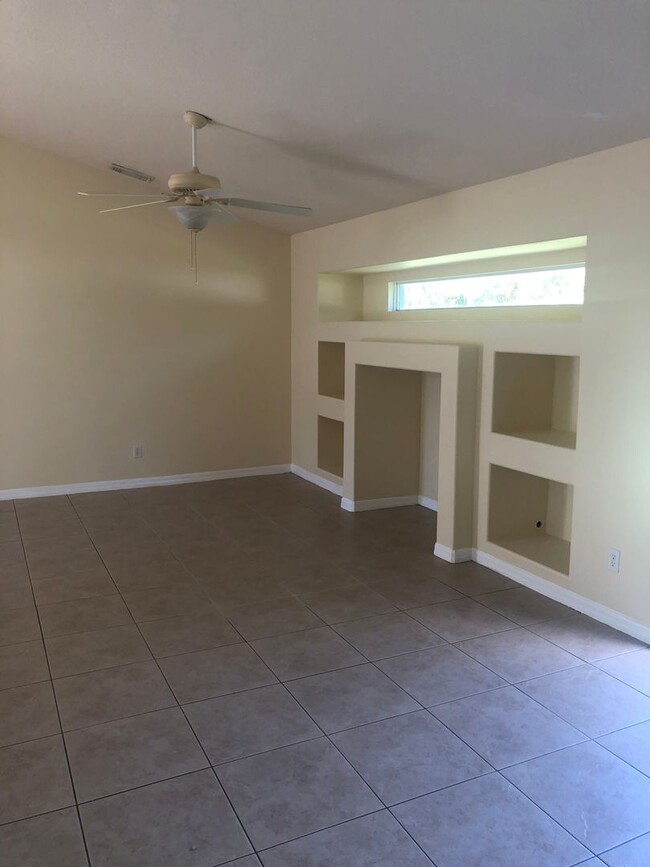 Foto del edificio - THREE BEDROOM HOME CLOSE TO ST. LUCIE WEST