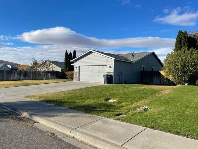 Foto del edificio - Three Bedroom Two Bath in West Richland