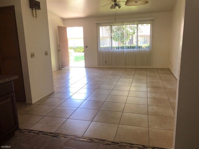 Foto del edificio - 2 br, 1 bath Duplex - 8454 Almond Ave